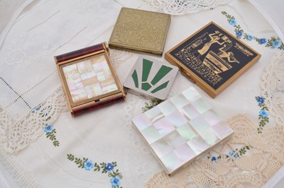 Lot 332 - A quantity of square and rectangular unmarked compacts