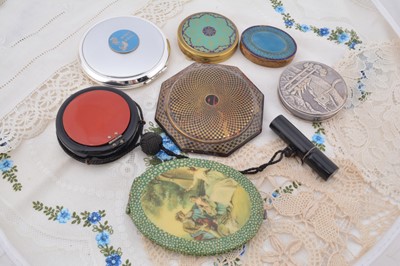 Lot 333 - Circular and oval vintage compacts