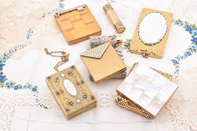 Lot 348 - An American 1920s rectangular dance compact