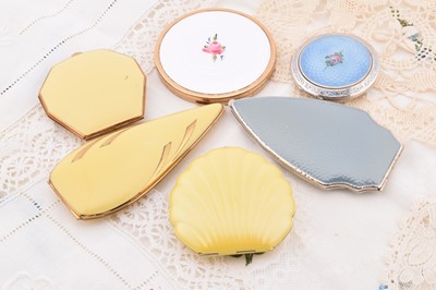Lot 357 - A collection of Elgin American compacts