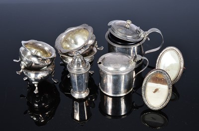 Lot 374 - A small collection of silver