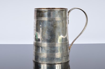 Lot 382 - A large Georgian silver tankard