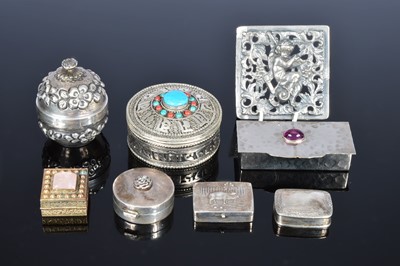 Lot 444 - A small group of boxes
