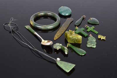 Lot 521 - A group of hardstone jewellery and other items
