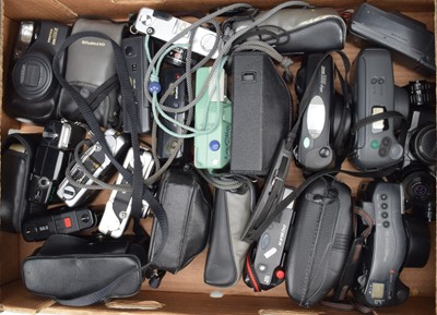 Lot 100 - A Tray of Compact Cameras
