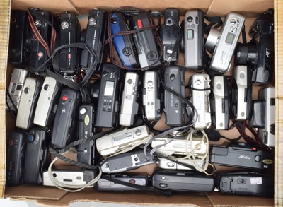 Lot 161 - A Tray of Compact Cameras