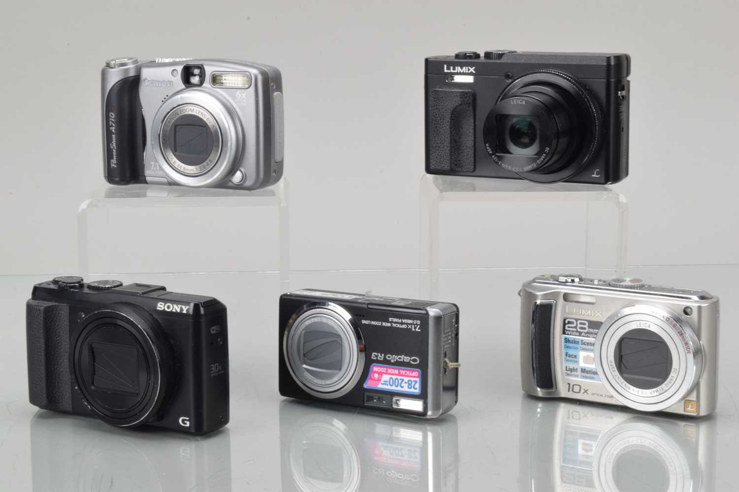 Lot 204 - A Group of Digital Cameras