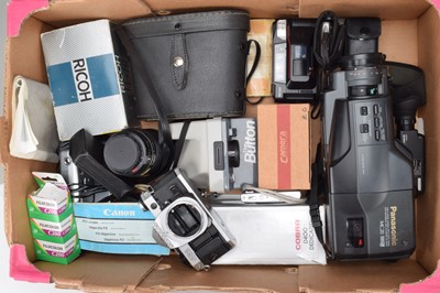 Lot 235 - A Tray of Various Cameras