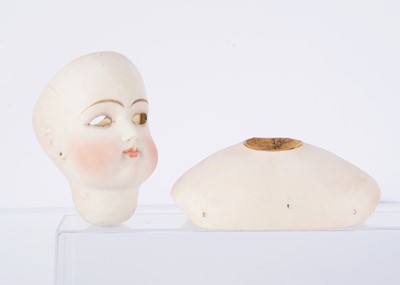 Lot 1312 - A French fashionable doll’s head and shoulders
