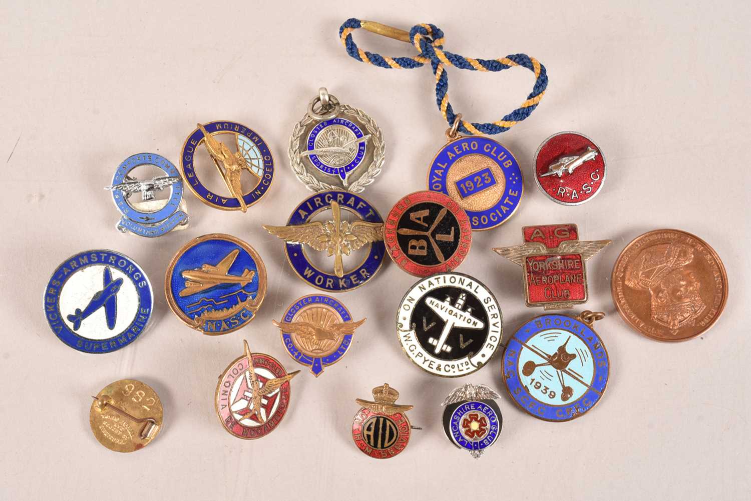 Lot 364 - An assortment of aviation badges