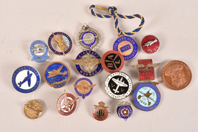 Lot 364 - An assortment of aviation badges