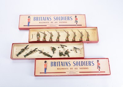 Lot 592 - Britains post WW2 sets in ROAN boxes comprising 8pce 1901 Cape Town Highlanders and 6 figure 1318 Machine Gun Section (Lying and sitting)