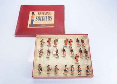 Lot 596 - Britains set 2109 Highland Pipe Band of the Black Watch in ROAN box with additional tenor drummers (2) 