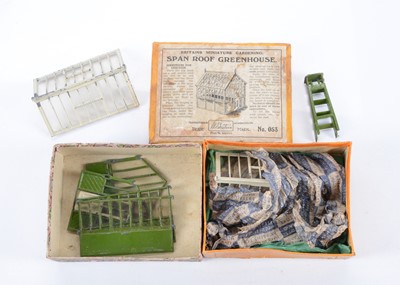 Lot 668 - Britains boxed and loose examples of 053 SPAN ROOF GREENHOUSE