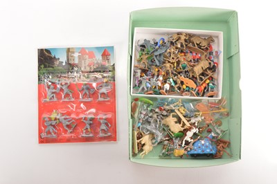 Lot 687 - A lot of plastic knights including Timpo and Airfix comprising Jean Germany 8pce carded set