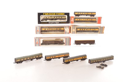 Lot 16 - N Gauge Chocolate and Cream Coaching Stock (11)
