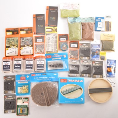 Lot 19 - N Scale Trackside Accessories and Other Accessories (32)