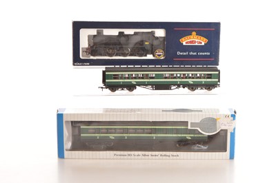 Lot 40 - Bachmann  boxed 00 Gauge Special Edition 32-150 CIE Irish Railways black N Class No 383 and two uncommon Irish Railway green Coaches (3)