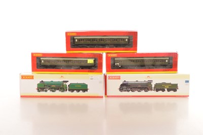 Lot 52 - Hornby boxed 00 Gauge SR green Steam Locomotives and Tenders and three SR olive green Maunsell Coaches (5)
