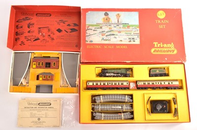 Lot 65 - Tri-ang 00 Gauge circa 1956 RBX green Princess Passenger Train Set and R81 Victorian Style complete Station Set (2)