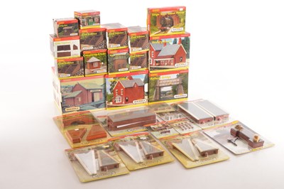 Lot 74 - Hornby 00 Gauge Skaledale Station and Platforms and other related buildings and Yard Accessories (26)