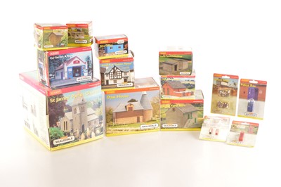 Lot 75 - Hornby 00 Gauge Skaledale Civilian and Farm Buildings and Accessories (14)