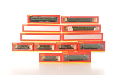 Lot 85 - Hornby China OO Gauge Southern Railway Coaching Stock (12)