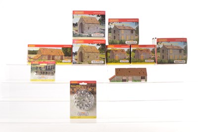 Lot 108 - Hornby China Skaledale OO Scale Derelict Buildings and Accessories (10)