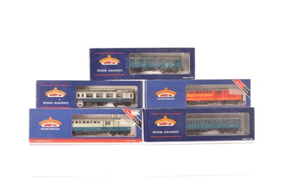 Lot 145 - Bachmann OO Gauge BR Coaches and Mail Sorting Vans (5)