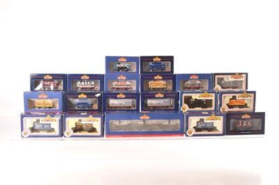 Lot 149 - Bachmann OO Gauge Private Owner Tank and Salt Wagons (19)
