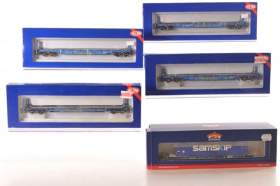 Lot 189 - Four Heljan 00 Gauge Flat bogie Cargowaggons and Bachmann Intermodal wagons (5)