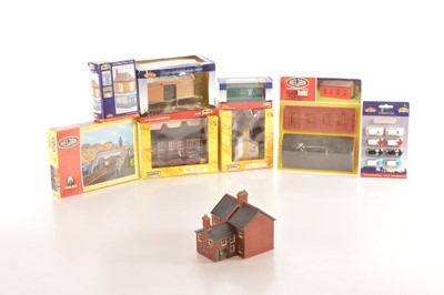 Lot 195 - Bachmann Scenecraft and Scenix 00 Gauge Buildings and Cars Heljan Model Kits (9)