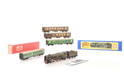 Lot 232 - Hornby-Dublo 00 Gauge 3-Rail boxed 3235 BR green rebuilt West Country Class 34042 'Dorchester' Locomotive and Tender with two BR SR green Coaches and two Pullman Coaches (5)
