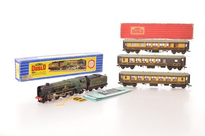 Lot 233 - Hornby-Dublo 00 Gauge converted to 2-Rail boxed 3235 BR green rebuilt West Country Class 34042 'Dorchester' and three Pullman Coaches (4)