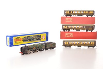 Lot 234 - Hornby-Dublo 00 Gauge 3-Rail boxed 3235 BR green rebuilt West Country Class 34042 'Dorchester' Locomotive and Tender with three Pullman Cars (4)