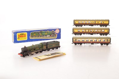 Lot 235 - Hornby-Dublo 00 Gauge converted to 2-Rail boxed 3221 BR green Castle 5002 'Ludlow Castle' and three unboxed Super Detail BR WR chocolate and cream Coaches (4)