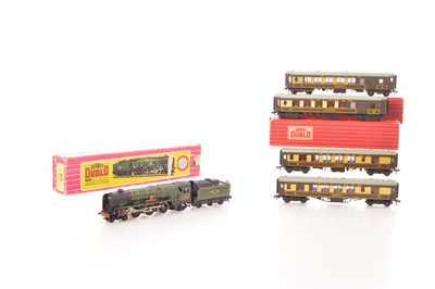Lot 248 - Hornby-Dublo 00 Gauge 2-Rail boxed 2235 BR green West Country Class 34005 'Barnstaple and four boxed and unboxed Pullman Coaches (5)