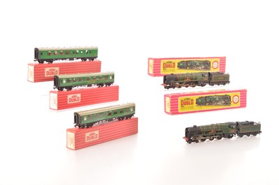 Lot 249 - Pair of Hornby-Dublo 00 Gauge  2-Rail boxed 2235 BR green West Country Class 34005 'Barnstable' Steam Locomotive and Tender  and three boxed BR SR green Corridor Coaches (5)