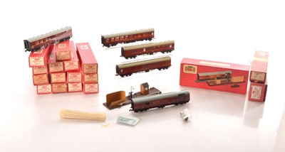 Lot 252 - Hornby-Dublo 00 Gauge 2-Rail boxed and unboxed Super Detail BR maroon Corridor Coaches including late issue Restaurant Car (21)