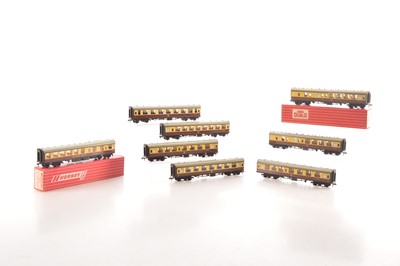 Lot 253 - Hornby-Dublo 00 Gauge 2-Rail boxed and unboxed Super Detail BRWR chocolate and cream Corridor Coaches including boxed late issue Restaurant Car and TPO Coach and Apparatus (8)