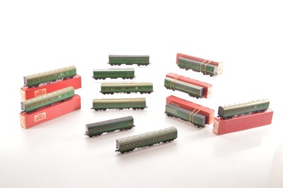 Lot 254 - Hornby-Dublo 00 Gauge 2-Rail boxed and unboxed Super Detail Long (6) and  standard short (6) BR SR green Suburban Coaches (12)