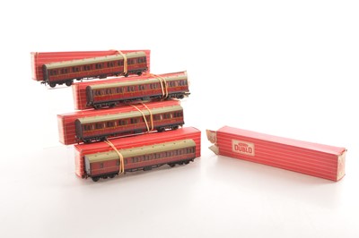 Lot 255 - Hornby-Dublo 00 Gauge 2-Rail boxed and unboxed Super Detail Long BR maroon Suburban Coaches (4)
