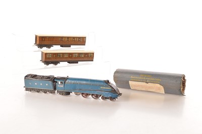 Lot 265 - Hornby-Dublo 00 Gauge Pre-war Clockwork LNER blue Class A4 4498 'Sir Nigel Gresley' Locomotive and Tender and two LNER Articulated Coaches (4, including tender)