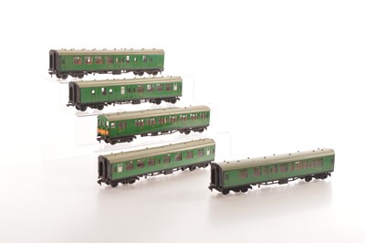 Lot 270 - Hornby-Dublo 00 Gauge unboxed 2-Rail BR SR EMU Trailer Car and BR SR green Corridor Coaches (5)