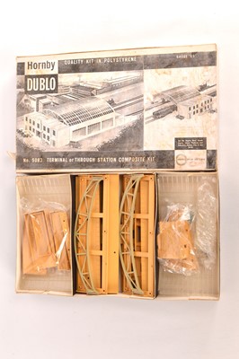 Lot 272 - Hornby-Dublo 00 gauge 5083 Terminal or Through Station in a repro box