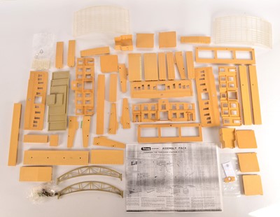 Lot 273 - Unboxed Hornby-Dublo 00 gauge 5083 Terminal or Through Station and additional pieces (qty)