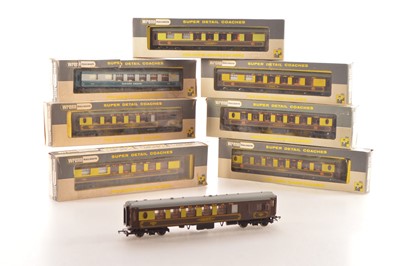 Lot 276 - Wrenn 00 Gauge Brighton Belle and other Chocolate and cream Pullman cars and one blue/grey Pullman Car (8)