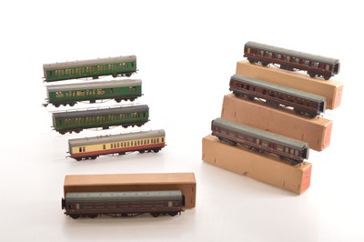 Lot 304 - Exley and Hamblings 00 Gauge boxed BR maroon Coaches and unboxed BR SR green and blood and custard coaches (8)