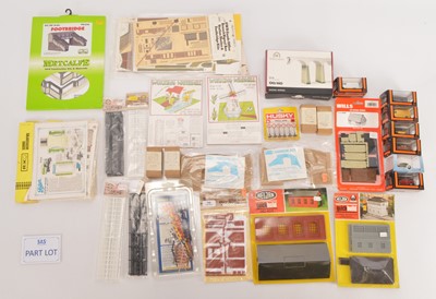 Lot 306 - OO Gauge boxed Building and Lineside Accessories including figures and animals and Wagon Kits by Hornby Airfix Peco Gaugemaster and other manufacturers (100+)