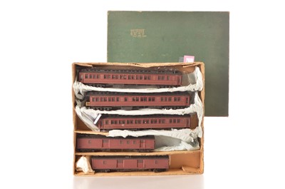 Lot 389 - United Scale Models HO Gauge rake of five Sante Fe maroon wooden finish Coach and Baggage Cars (5)
